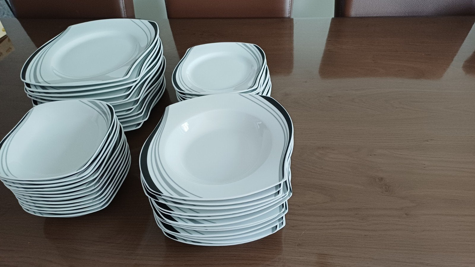 Uitgebreid servies met borden en kommen, Ophalen, Keramiek, Zo goed als nieuw, Modern
