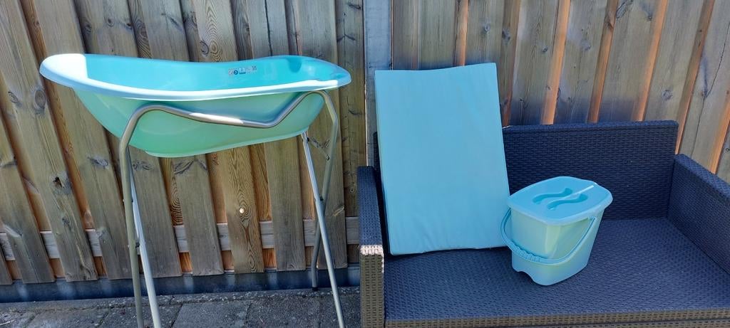 Babybadje met standaard, emmer en verschoonkussen, Kinderen en Baby's, Badjes en Verzorging, Gebruikt, Badje, Standaard, Ophalen