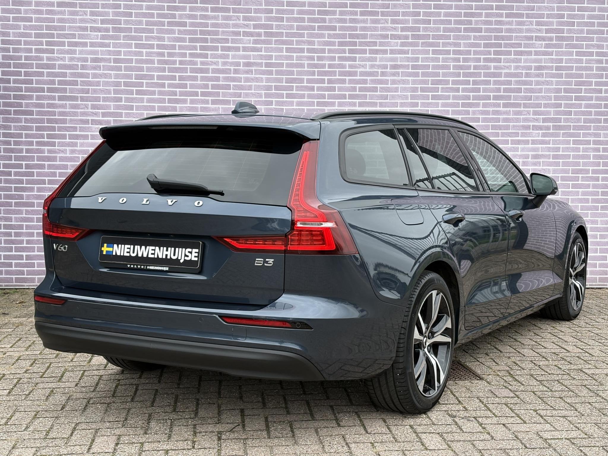 Volvo V60 2.0 B3 Essential | Trekhaak | Leder | Adaptive Cru, Auto's, Euro 6, 4 cilinders, 1969 cc, 163 pk