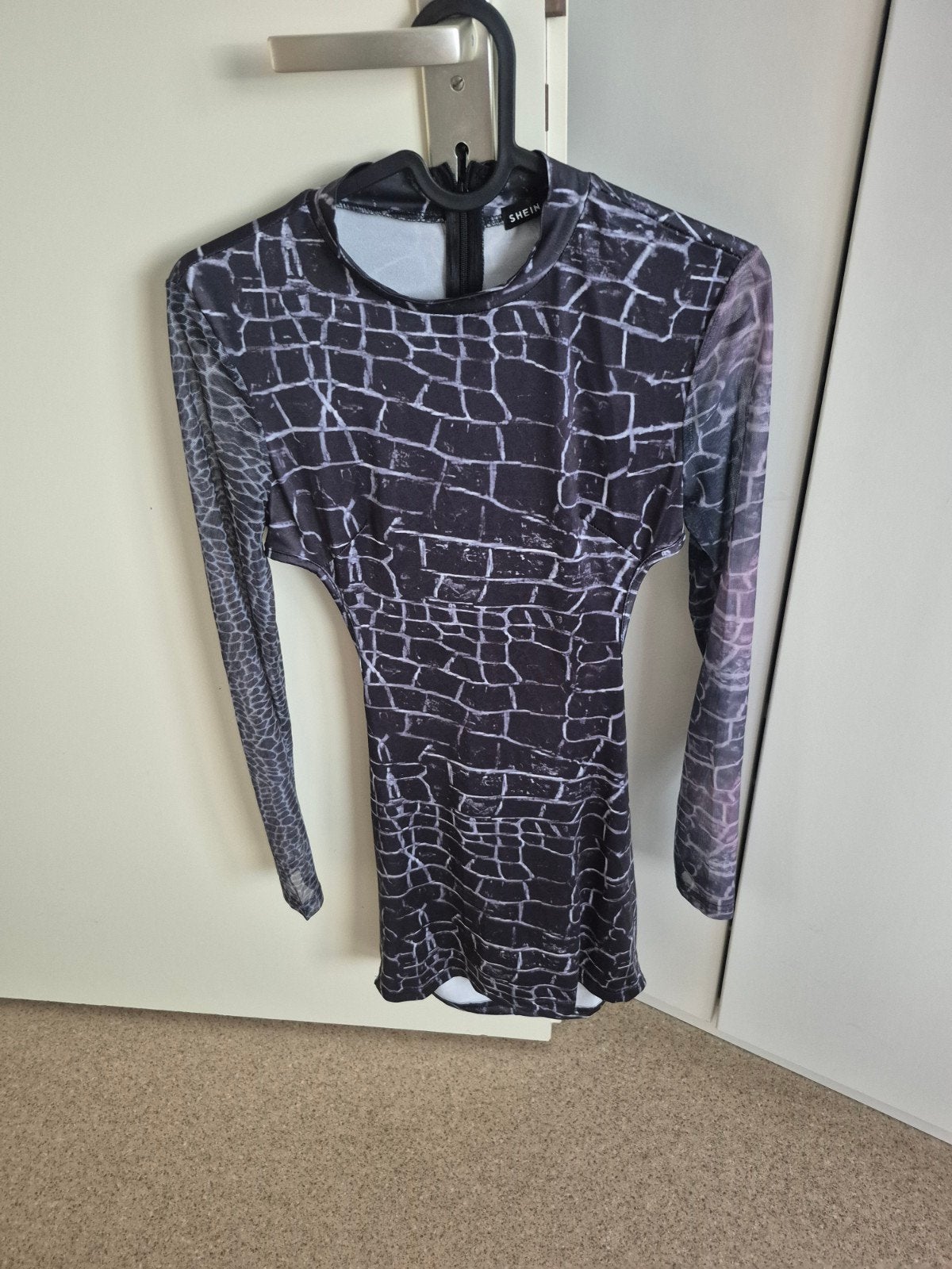 Shein jurk met krokodillenprint en open rug, Zwart, Ophalen of Verzenden, Zo goed als nieuw, Maat 36 (S)