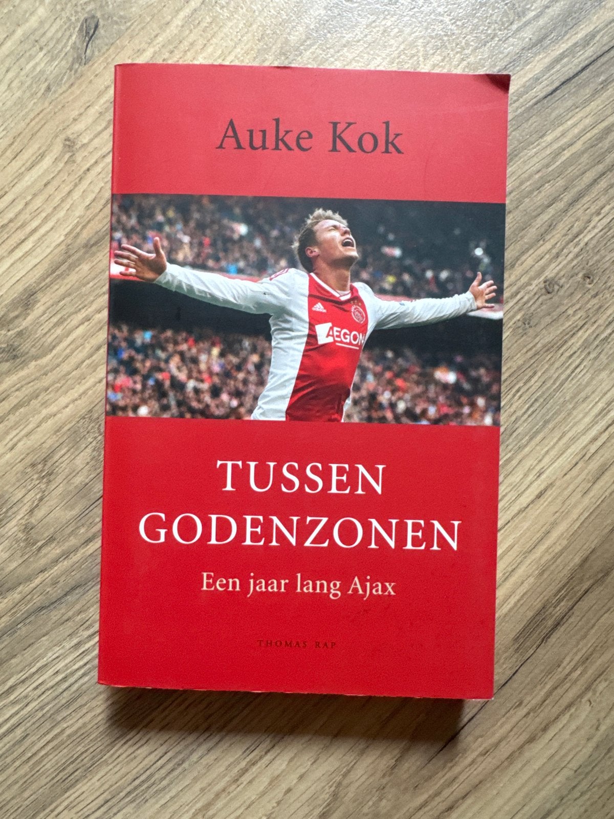 Tussen Godenzonen - Een jaar lang Ajax - Auke Kok, Ophalen of Verzenden, Zo goed als nieuw, Balsport
