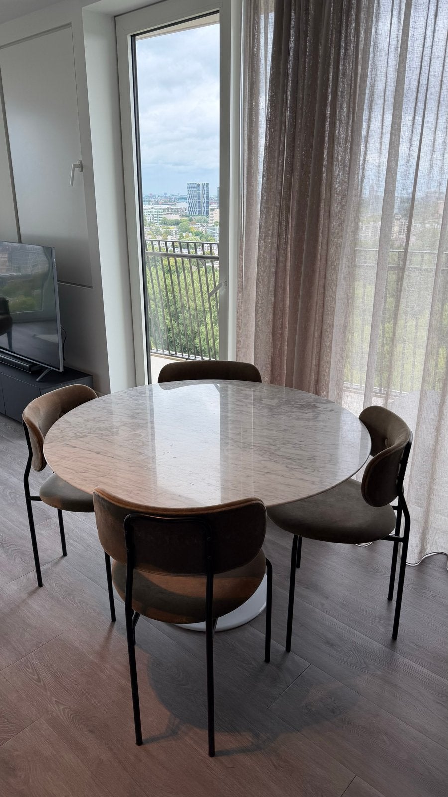 Marmeren tafel met Gubi Coco stoelen - Gebruikt, Huis en Inrichting, Tafels | Eettafels, Ophalen, Overige materialen, Gebruikt