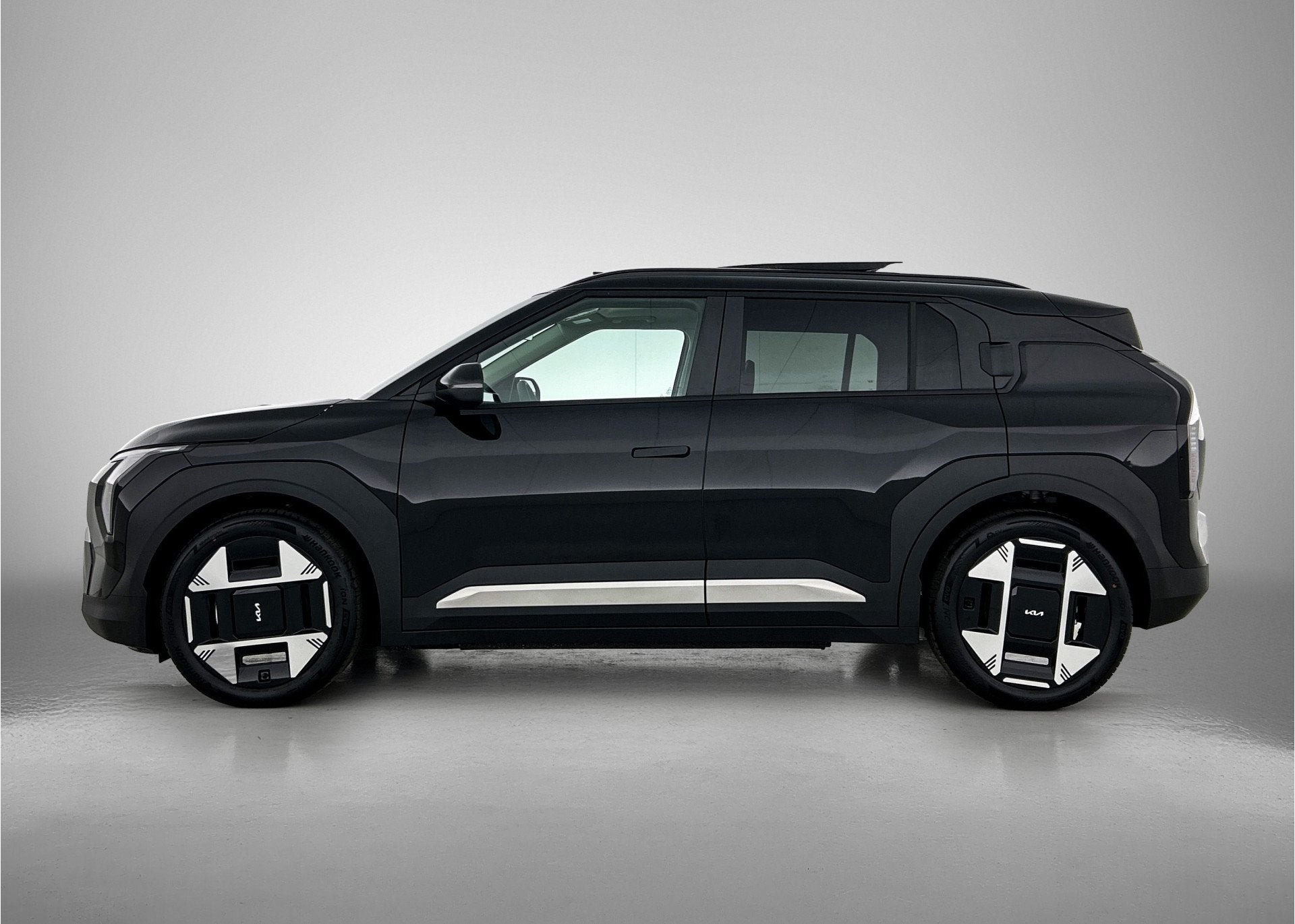 Kia EV3 Plus Advanced 81.4 kWh *VOORRAADVOORDEEL* Snel lever, Auto's, Zwart, Automatische klimaatregeling, 204 pk, SUV of Terreinwagen