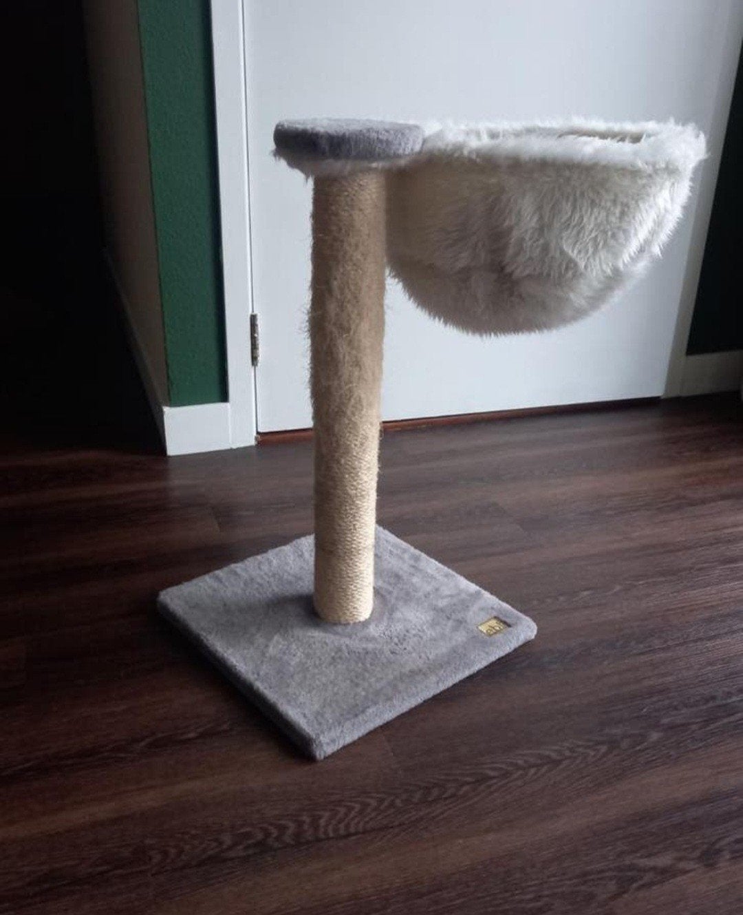 Lekker mandje met krabpaal voor poes - Ebi, Ophalen, Zo goed als nieuw
