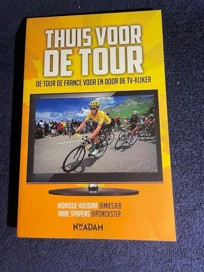 Boek: Thuis voor de tour – Monique Huydink en Anne Spapens., Monique Huydink en Anne Spapens. , Lopen en Fietsen, Ophalen of Verzenden