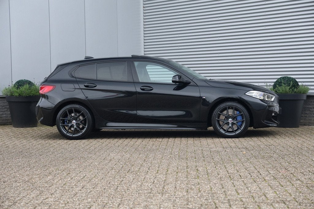BMW 1-serie 118i M-Sport Aut. NAP|Pano|Stoelvw|Cam|Trekhaak|, Auto's, 136 pk, Gebruikt, Zwart, Bedrijf