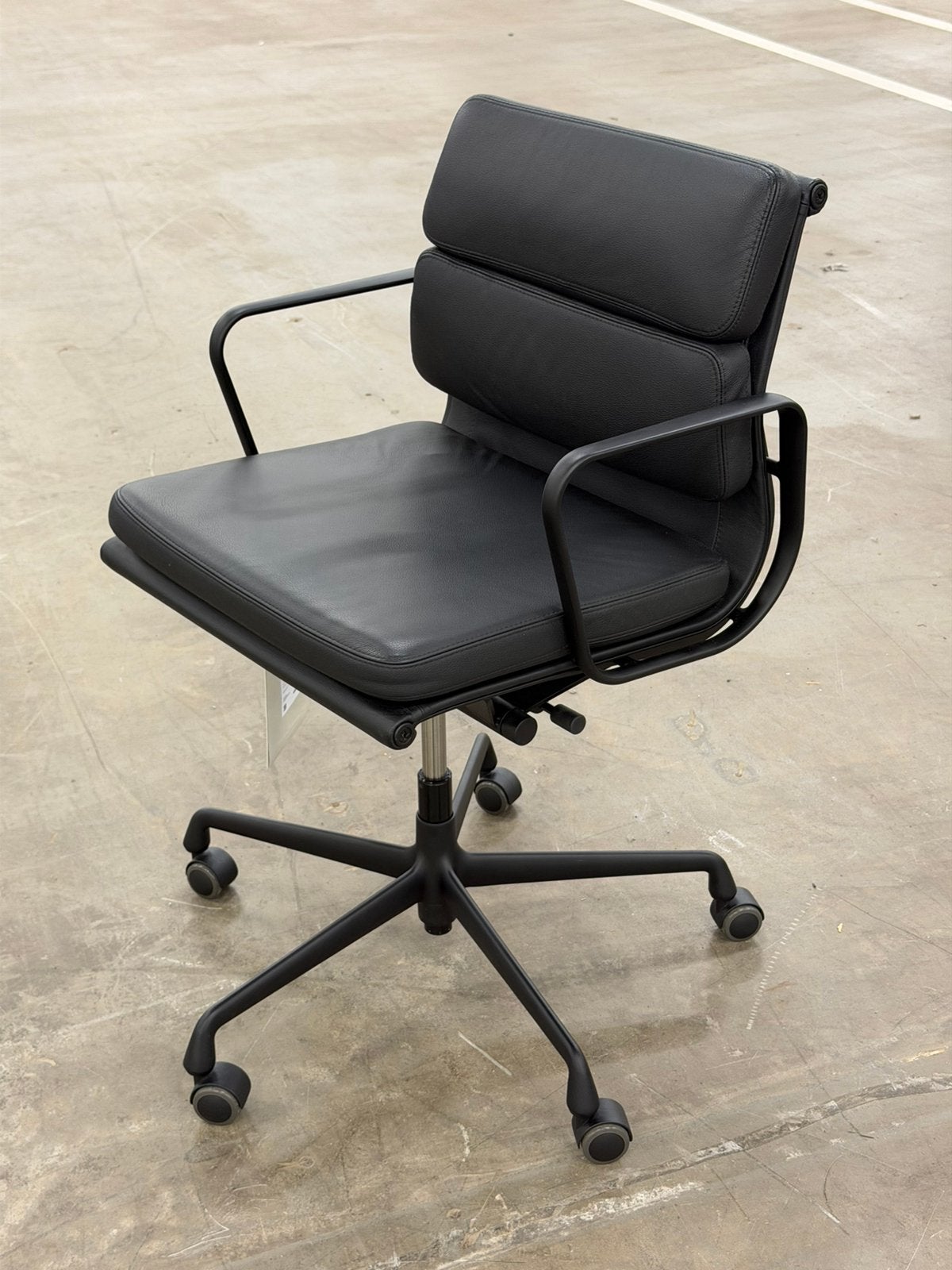 Vitra EA 217 Soft Pad Chair | All Black | NIEUW met kaartje, Ophalen of Verzenden, Zo goed als nieuw, Zwart, Bureaustoel