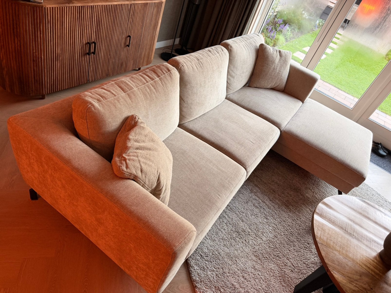 Comfortabele beige hoekbank met chaise longue, Ophalen, 250 tot 300 cm, Hoekbank, Zo goed als nieuw