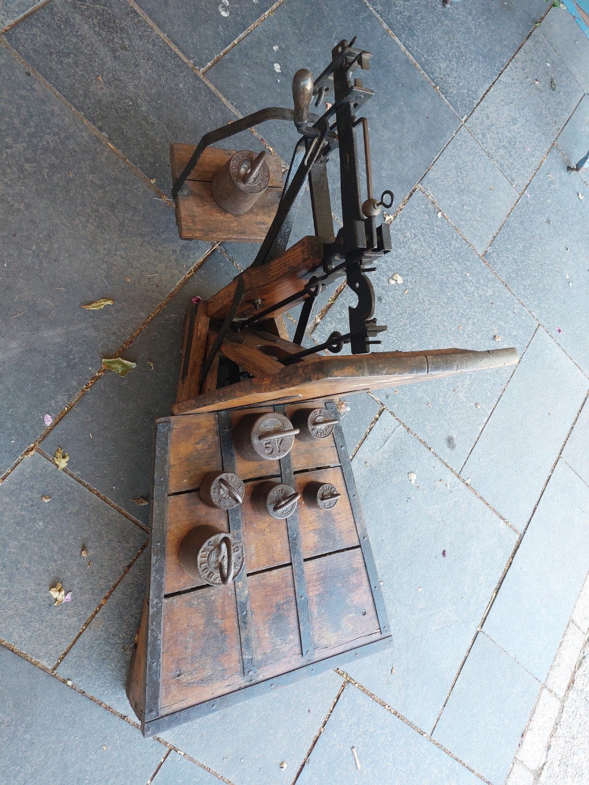 Oude weegschaal bascule, Ophalen