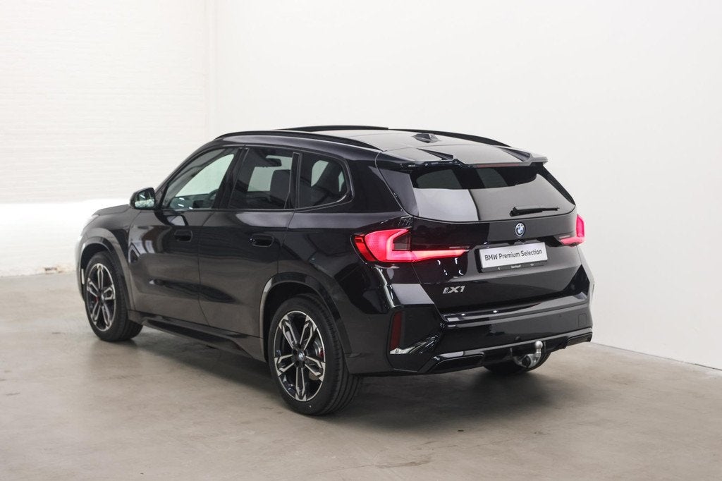 BMW iX1 eDrive20 M Sport / Trekhaak / Sportstoelen / Head-Up, Auto's, BMW, Met garantie (alle), Zwart, 204 pk, SUV of Terreinwagen