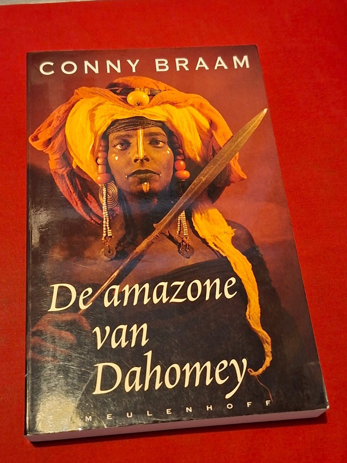 GESIGNEERD De amazone van Dahomey. Conny Braam. 1998, Ophalen of Verzenden, Gelezen