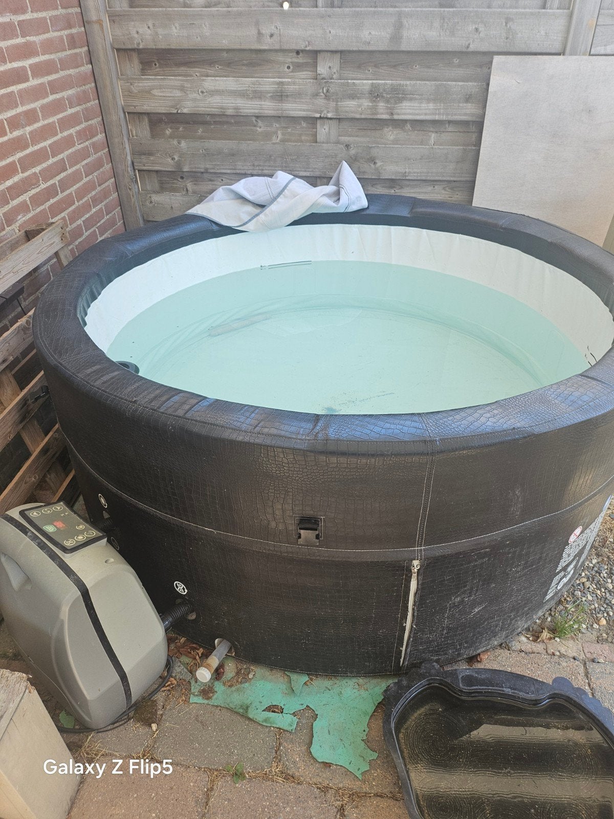 jacuzzi met pomp en filter, Ophalen, Gebruikt, Afdekzeil, Vast