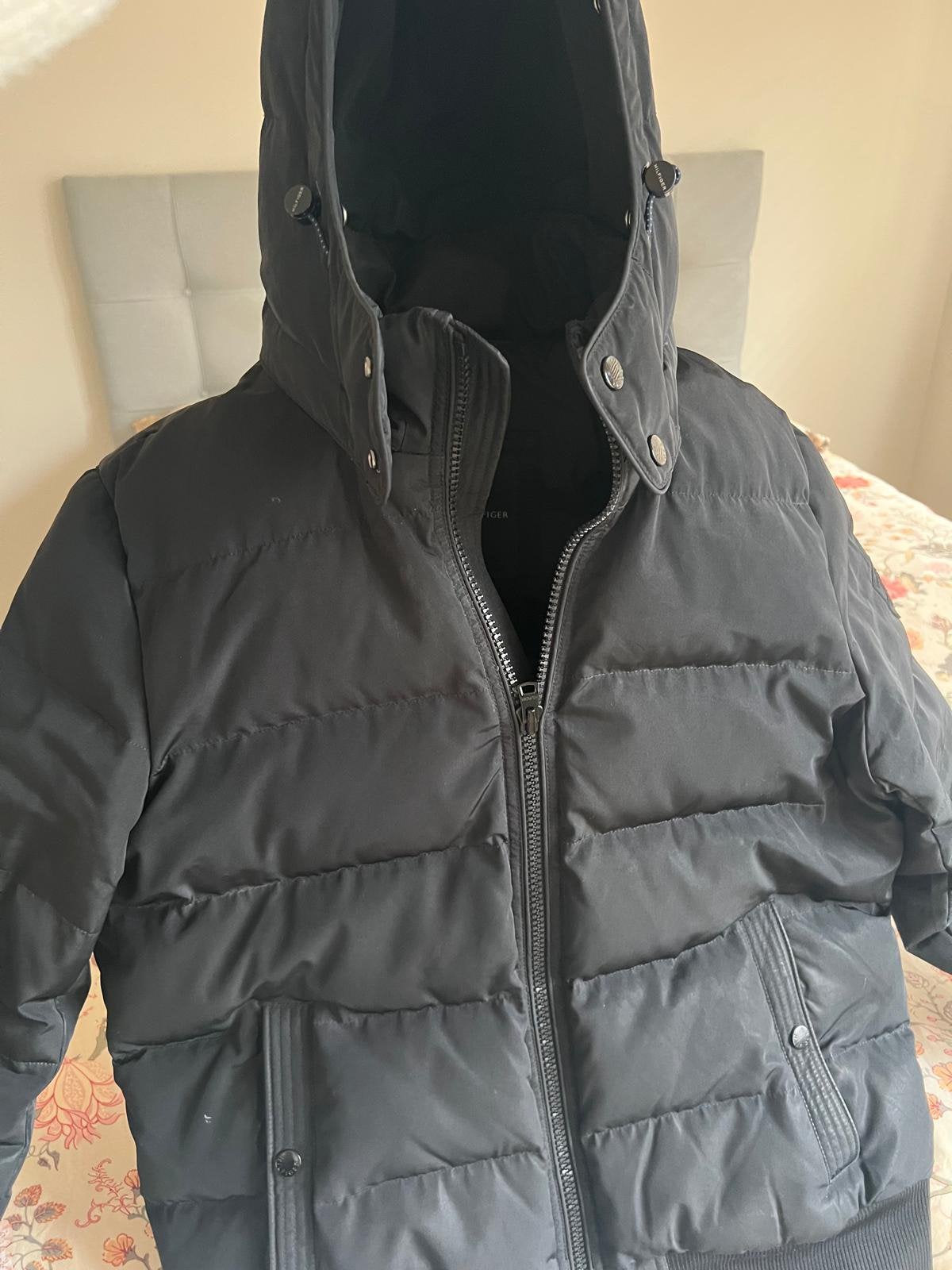Tommy Hilfiger jas maat L De Bijenkorf, Ophalen of Verzenden, Zo goed als nieuw, Zwart