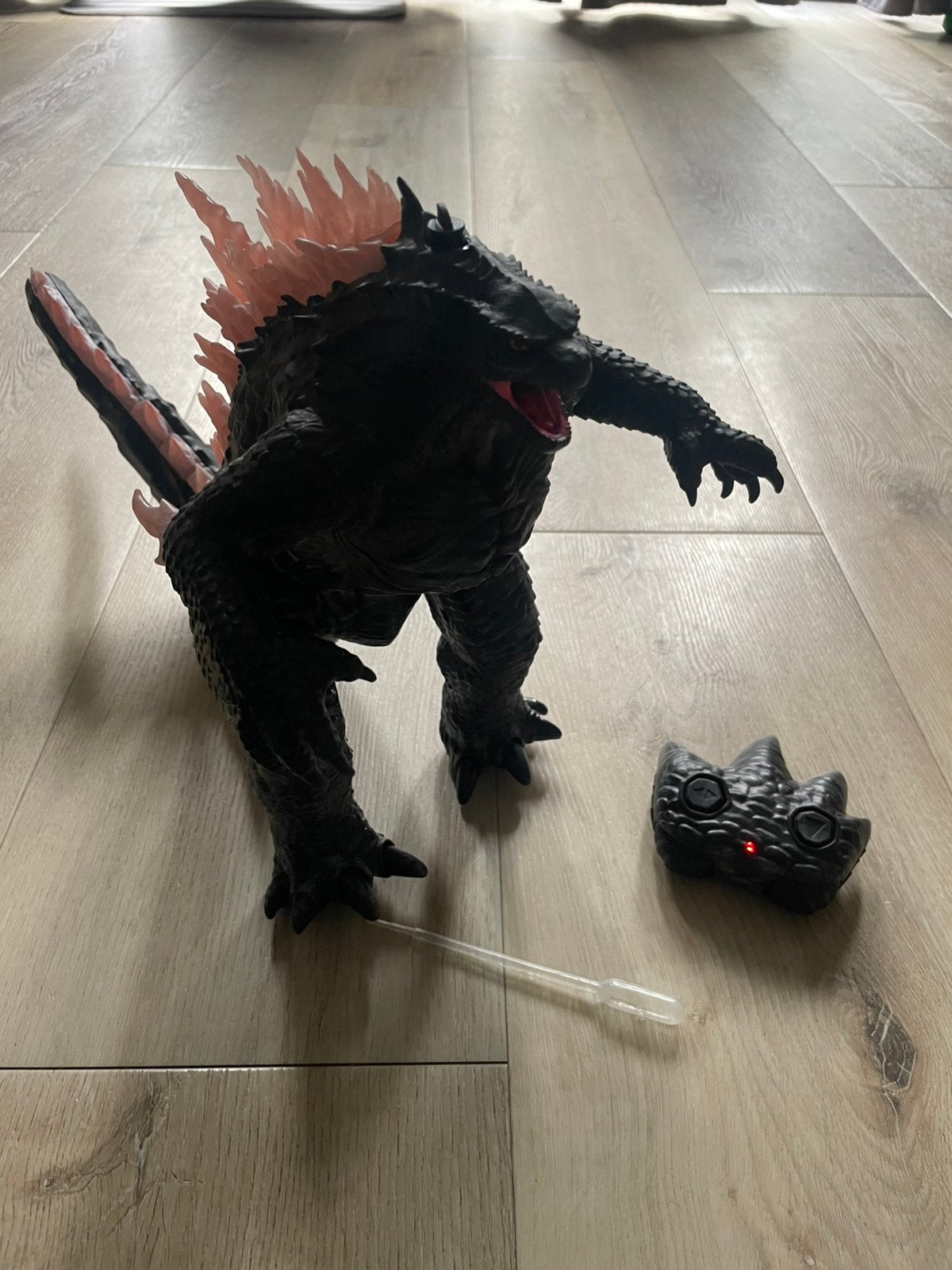 Godzilla Heat-Ray Breath RC Figure (63 cm) incl. batterijen, Kinderen en Baby's, Ophalen, Zo goed als nieuw