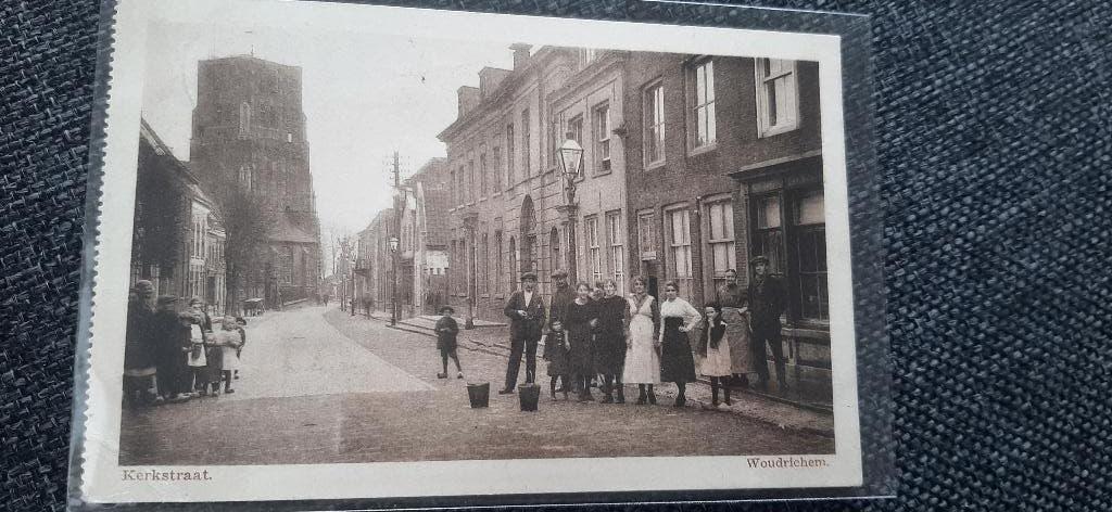 WOUDRICHEM, ( GEMEENTE  ALTENA ) KERKSTRAAT,   VEEL VOLK, Verzamelen, Ansichtkaarten | Nederland, Ophalen of Verzenden, Voor 1920