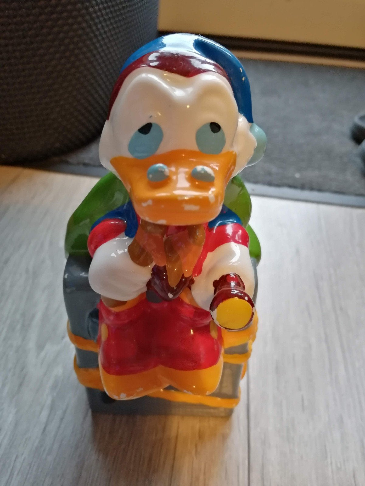 Oom Dagobert bewaakt de kluis spaarpot, Ophalen of Verzenden, Gebruikt, Steen, Aardewerk of Keramiek