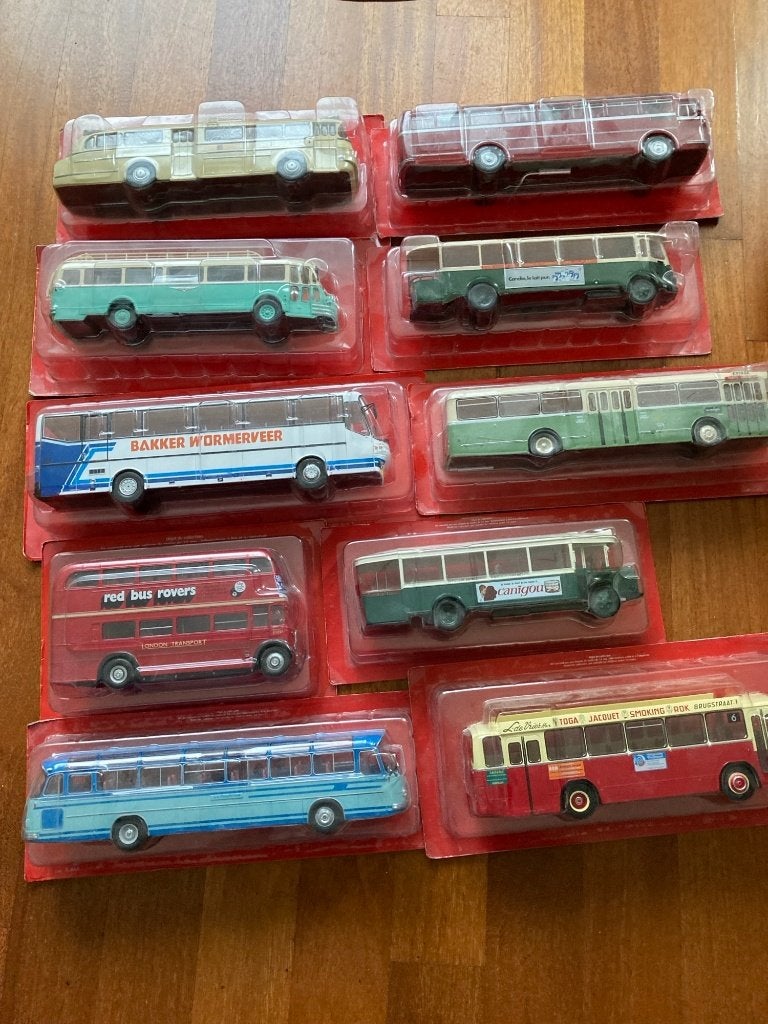 10 bussen van IXO, Hobby en Vrije tijd, Modelauto's | 1:43, Ophalen, Nieuw, Bus of Vrachtwagen, Overige merken