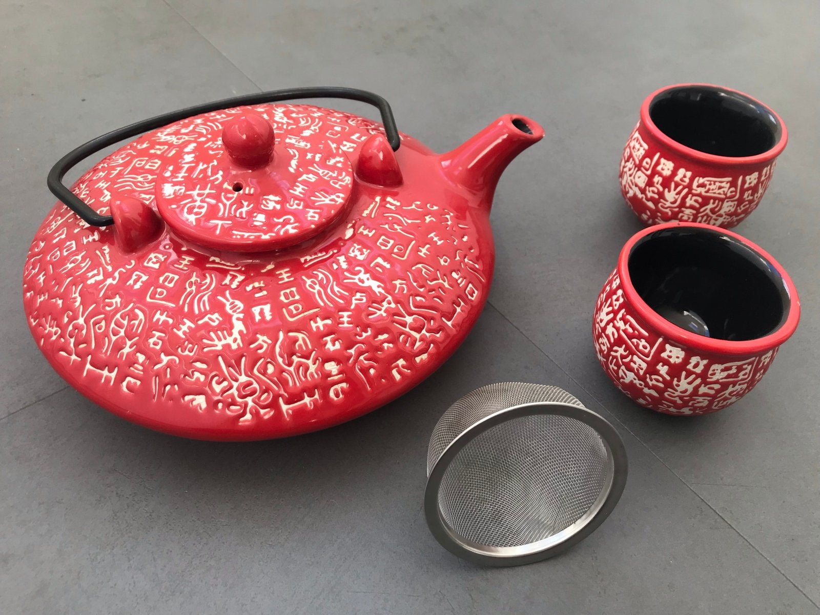 Chinees theeservies rood wit tekens incl 2 kopjes en zeef, Huis en Inrichting, Ophalen of Verzenden, Gebruikt, Overige stijlen