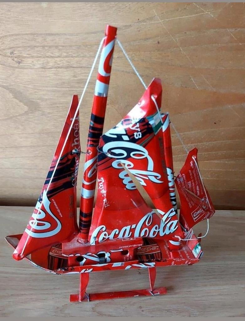 ZEILBOOT GEMAAKT VAN COCA COLA BLIKJES*WERELD WINKEL, Verzenden, Zo goed als nieuw, Overige typen