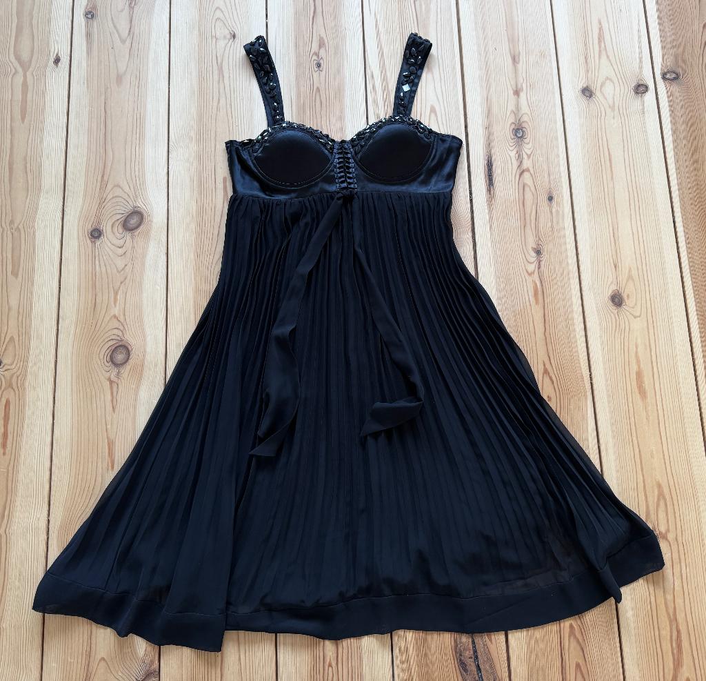 Jurk Diva (Plissé jurk) - Zwart - Maat 40 / Medium NIEUW, Kleding | Dames, Jurken, Maat 38/40 (M), Zwart, Nieuw, Ophalen of Verzenden