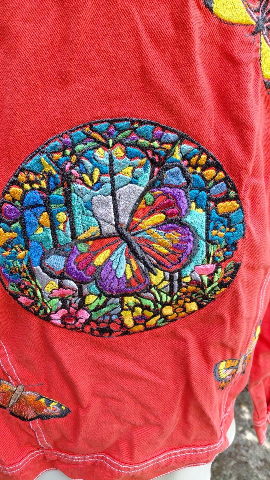 Uniek Upcycled Spijkerjasje Rood - Glas-in-lood Motief, Maat 42/44 (L), Ophalen of Verzenden, Kiabi, Gedragen