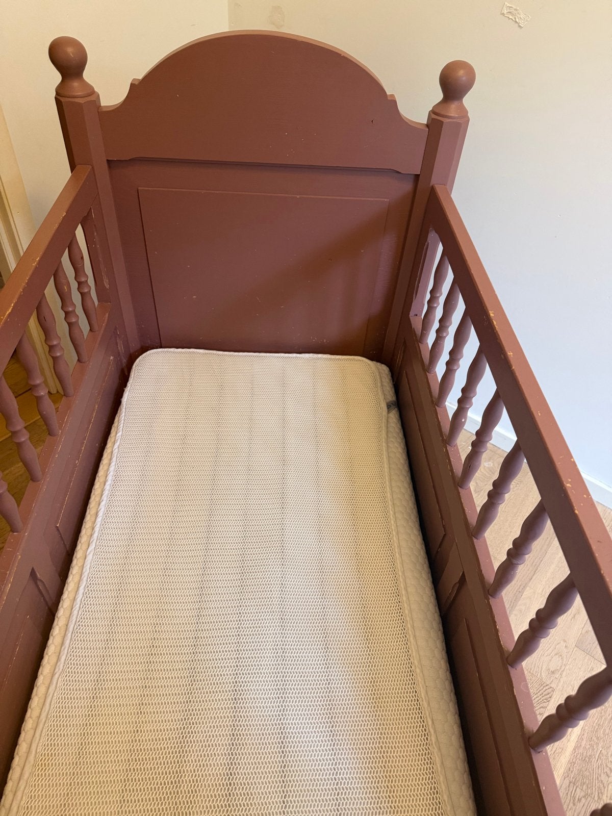 Oud roze ledikant met evt Aerosleep matras en toebehoren, Kinderen en Baby's, Ophalen, Gebruikt, Ledikant