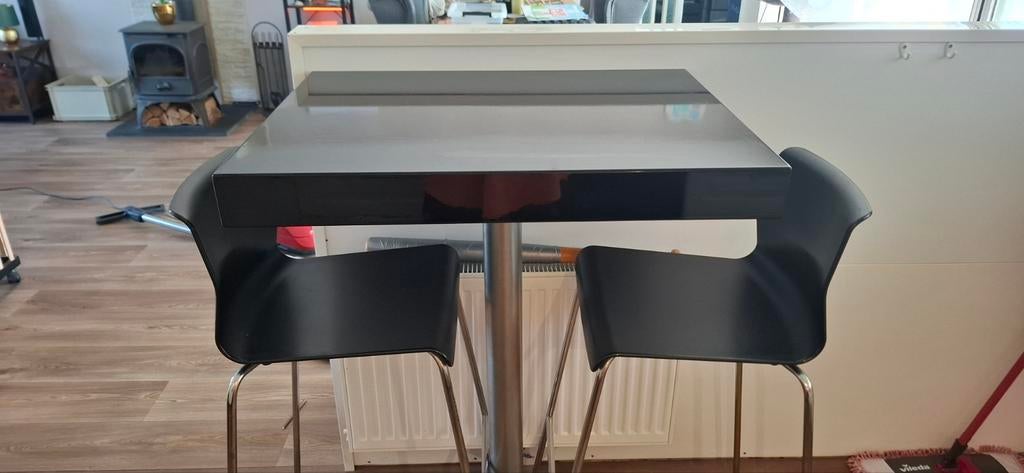 Zwarte bartafel met 2 stoelen, aan wand te bevestigen, Ophalen of Verzenden, Gebruikt