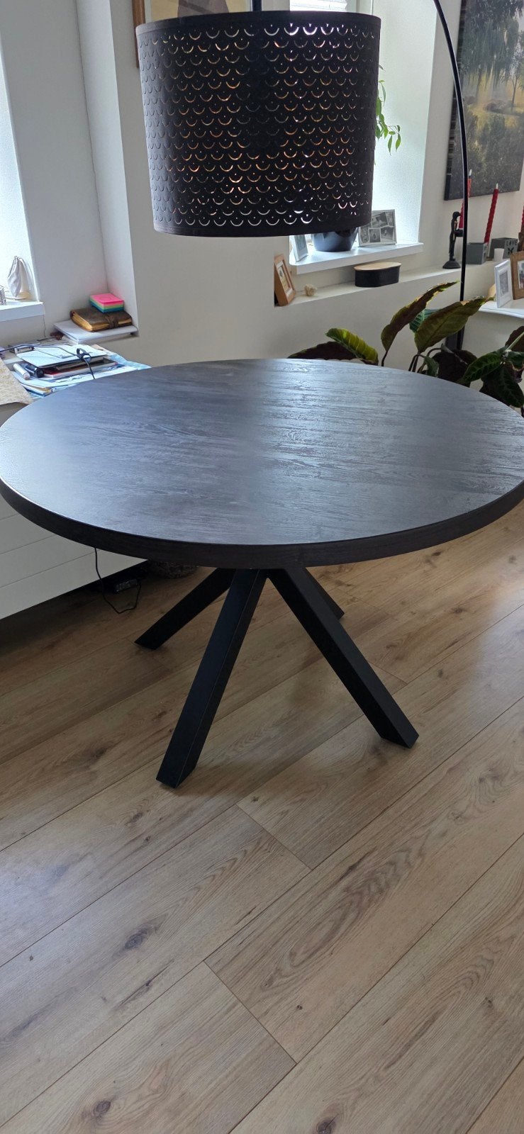 Foto 2 van Ronde eettafel met zwart houten blad en metalen onderstel