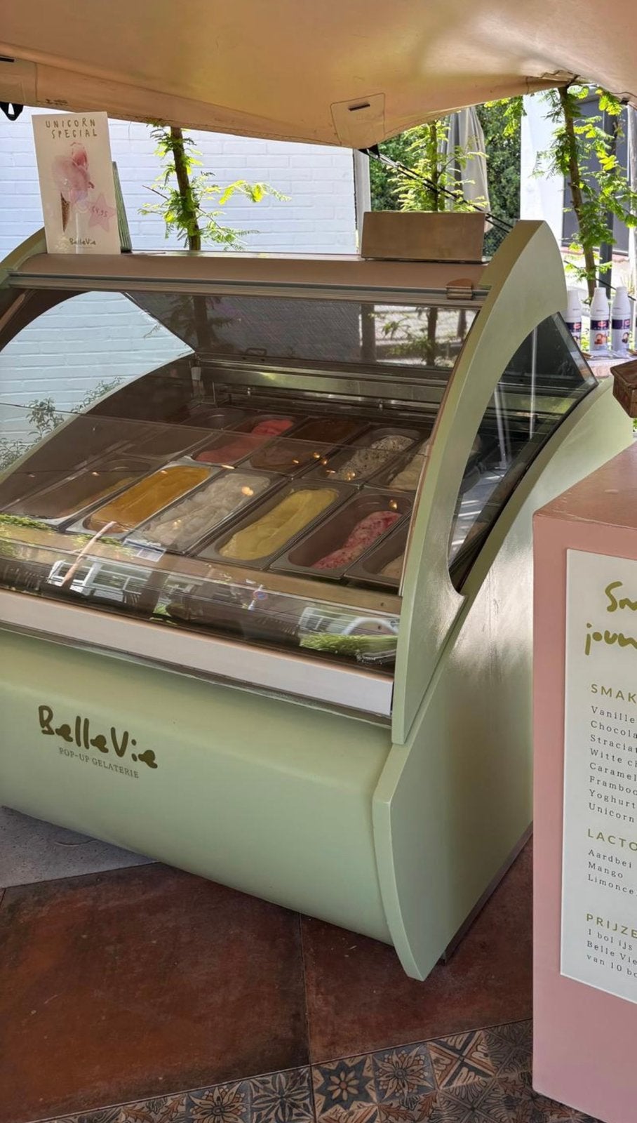 IJsvitrine plek voor 12 ijsbakken, Ophalen