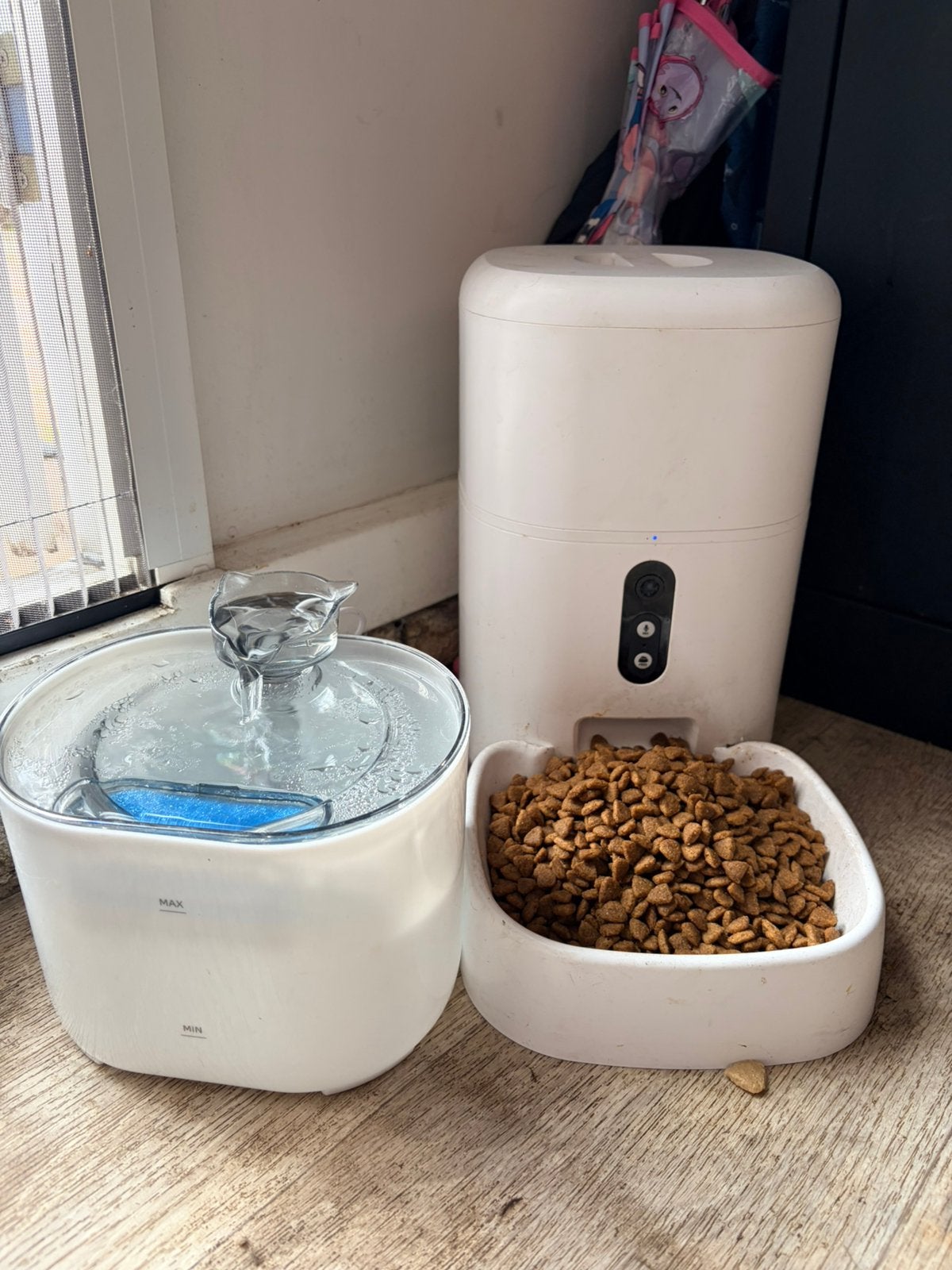 Elektrische kattenvoerbak lsc met camera functie en drinkbak, Ophalen of Verzenden, Zo goed als nieuw
