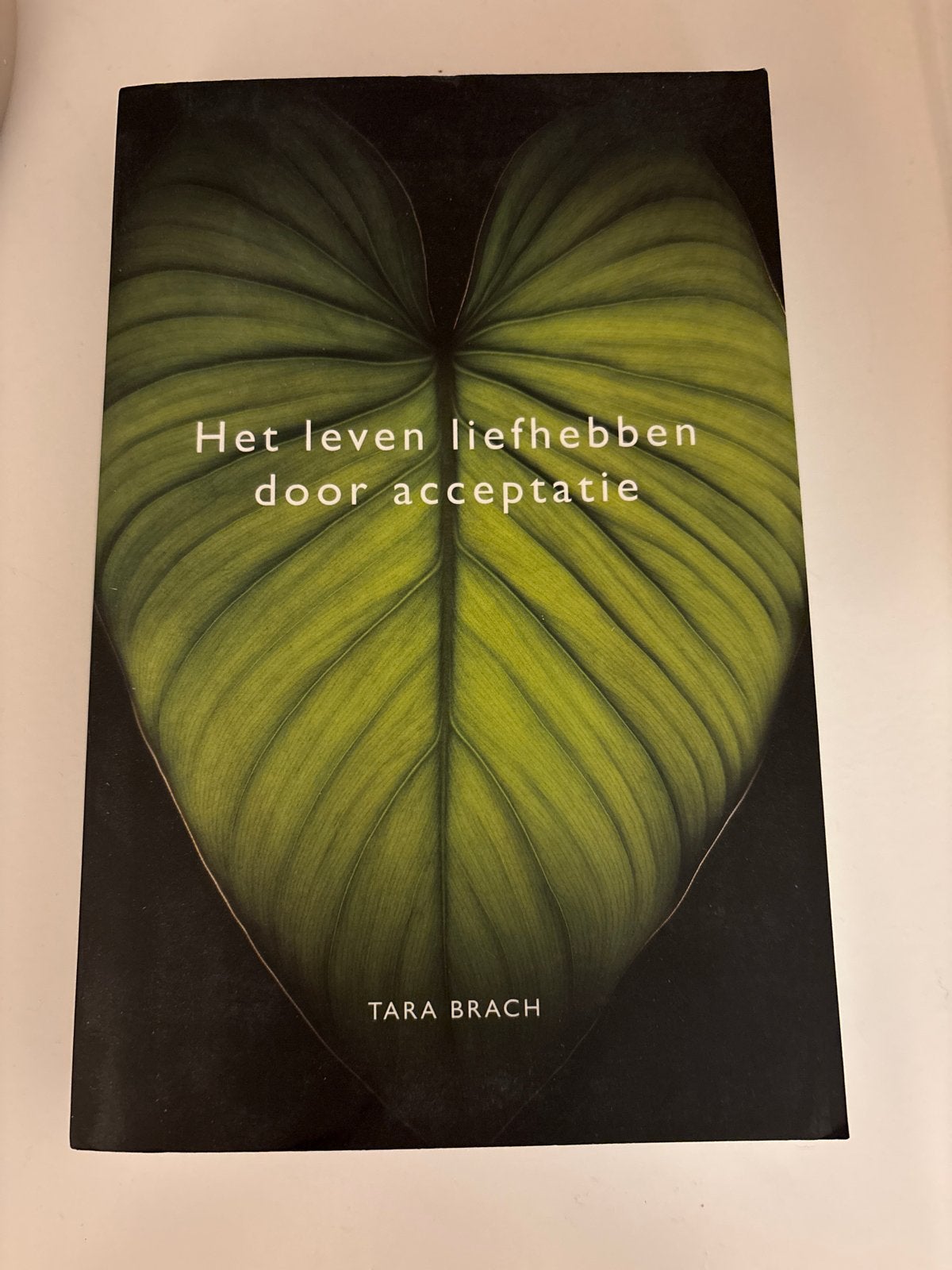 Het leven liefhebben door acceptatie - Tara Brach, Boeken, Ophalen of Verzenden, Nieuw, Spiritualiteit algemeen, Achtergrond en Informatie