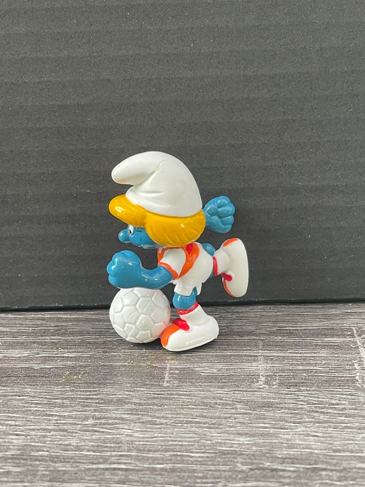 Smurfin Voetballer Figuur - Zeldzaam Smurfenbeeldje, Verzamelen, Smurfen, Ophalen of Verzenden, Zo goed als nieuw, Smurfin, Poppetje, Figuurtje of Knuffel