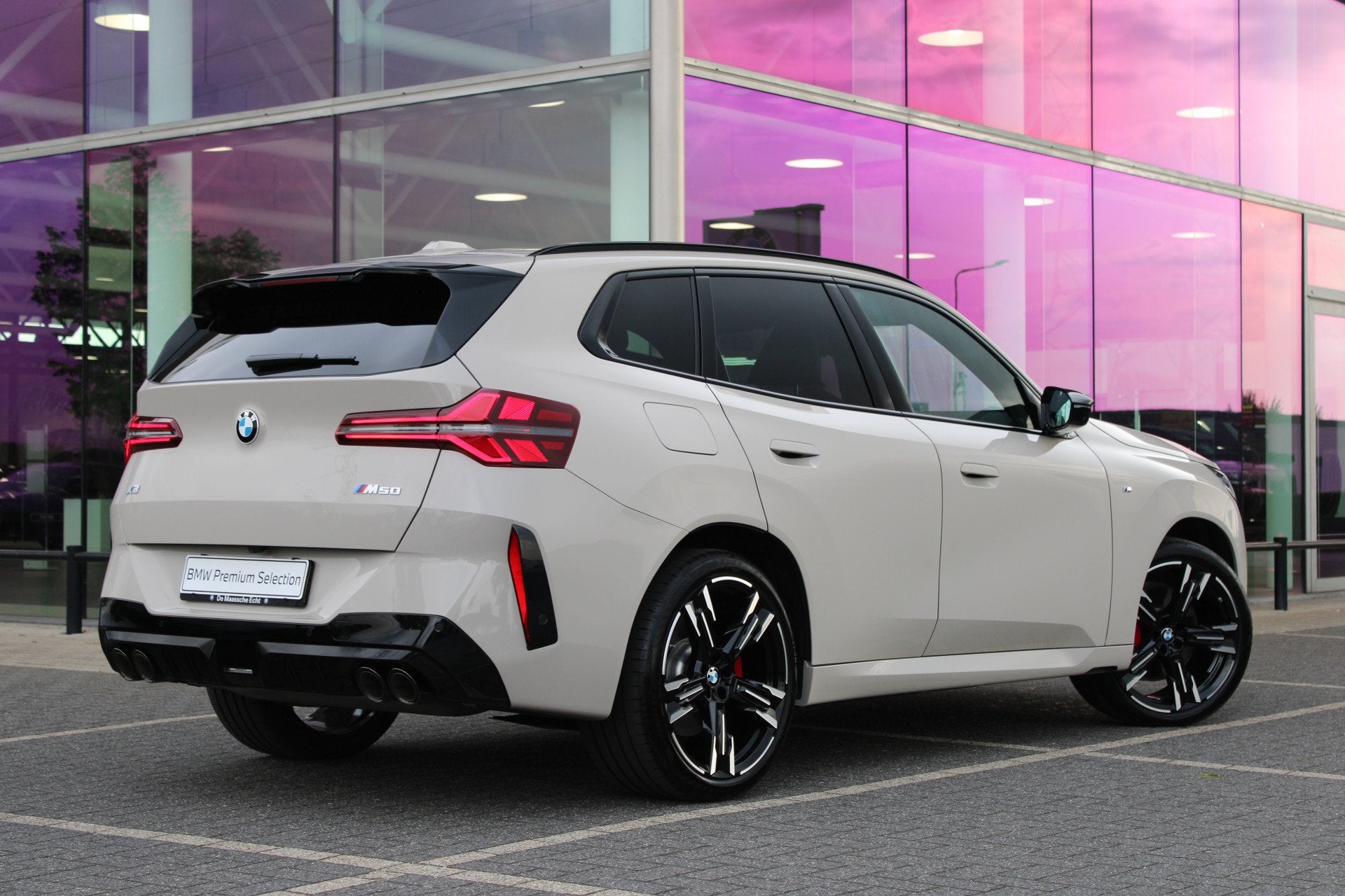 BMW X3 M50 Automaat / Trekhaak / Panoramadak / Sportstoelen, Dealer onderhouden, Gebruikt, Met garantie (alle), 2500 kg