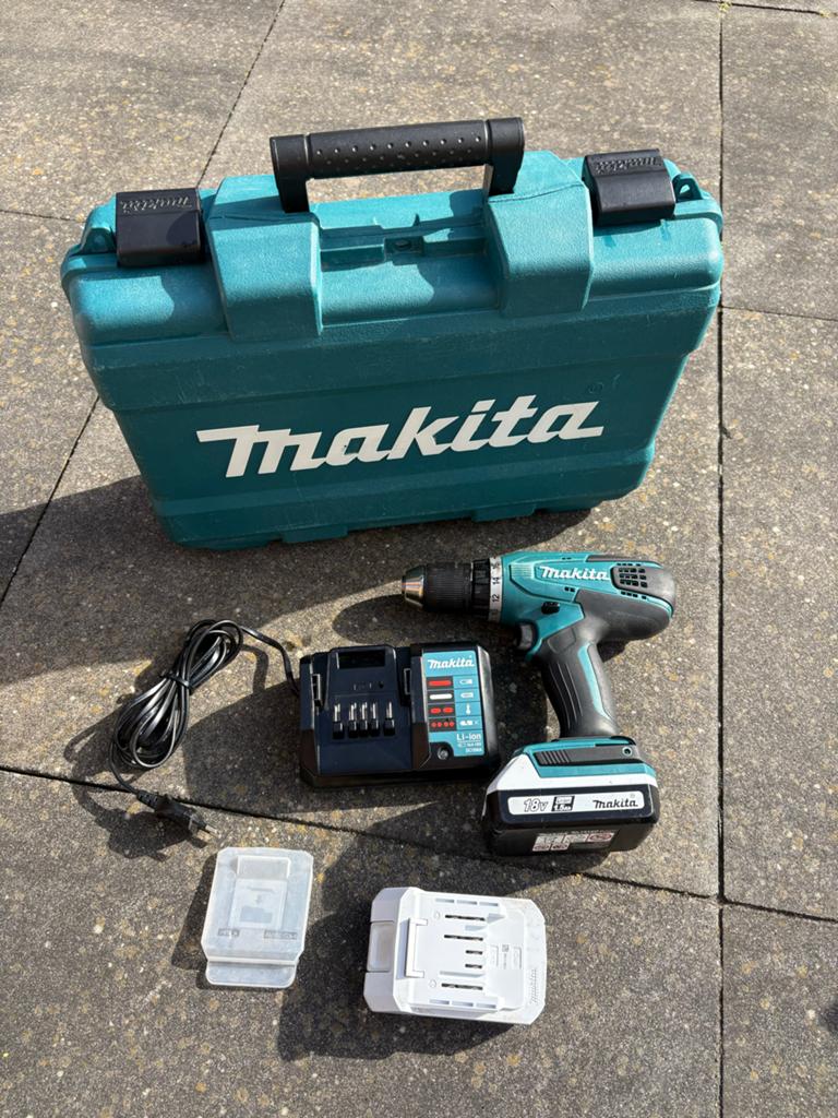 Makita Boormachine DF457D met 2 accu's en lader, Gebruikt, Variabele snelheid, Ophalen of Verzenden, Boor- en Schroefmachine