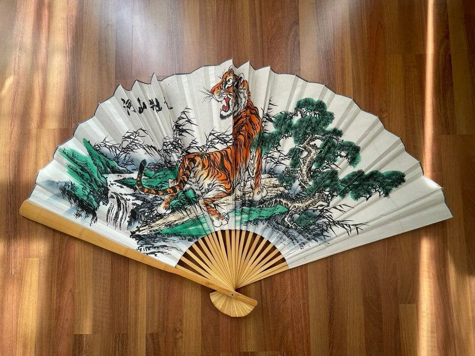 Grote Chinese waaier met tijger en bamboe - Wanddecoratie, Huis en Inrichting, Woonaccessoires | Wanddecoraties, Ophalen, Gebruikt
