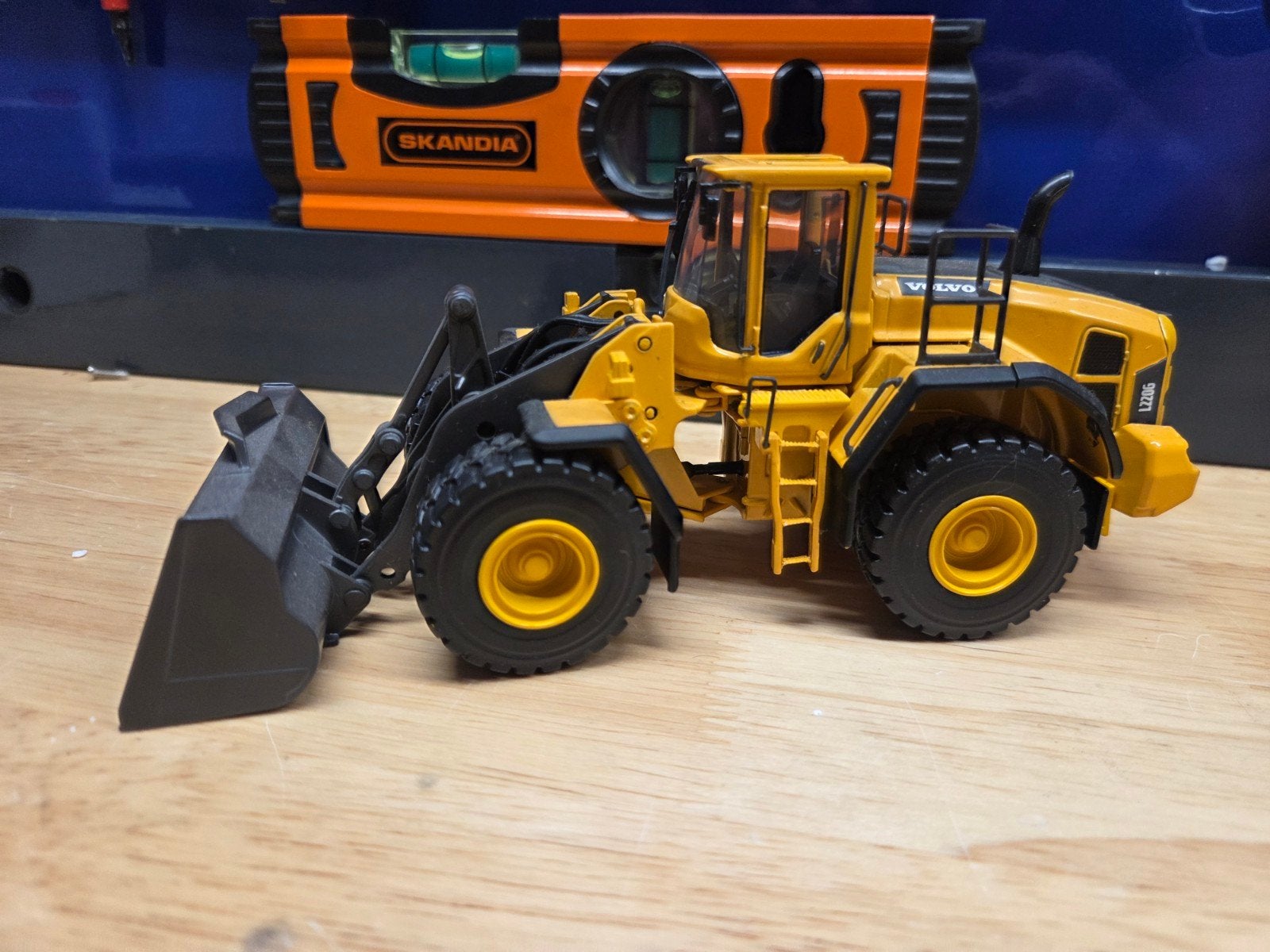Volvo Shovel L220G Motorart 1:50 Model, Ophalen of Verzenden, Zo goed als nieuw, Hijskraan, Tractor of Landbouw, Conrad