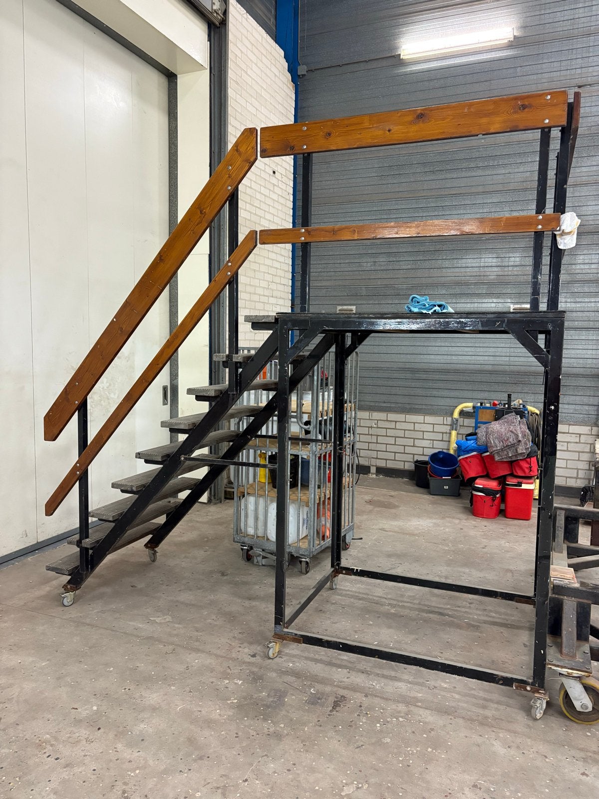 Stevige werkplatform met trap en leuning, Doe-het-zelf en Verbouw, Ladders en Trappen, Ophalen, Gebruikt, Trap, 2 tot 4 meter