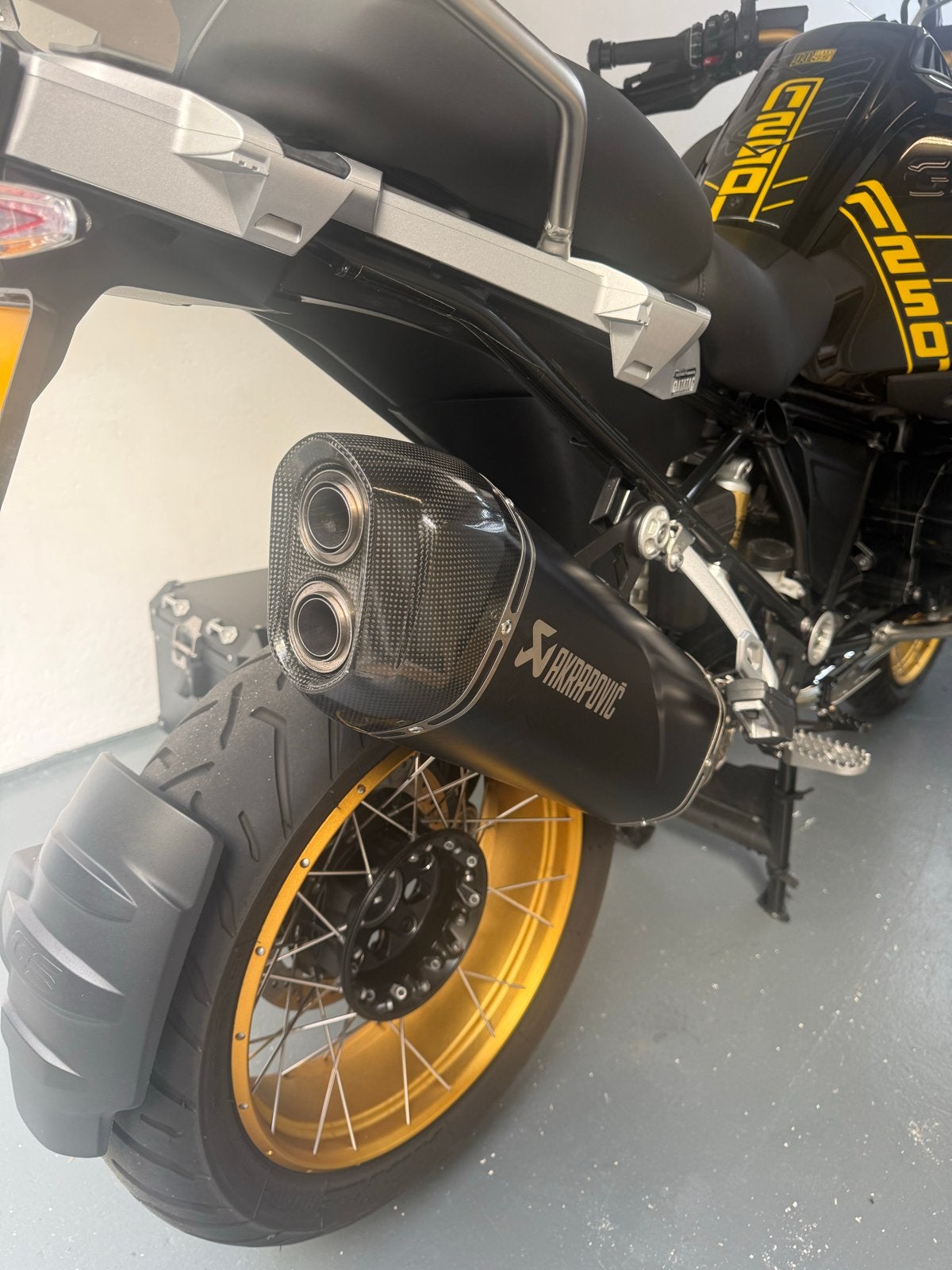 BMW R1250GS Akrapovic slip on einddemper., Ophalen of Verzenden, Gebruikt
