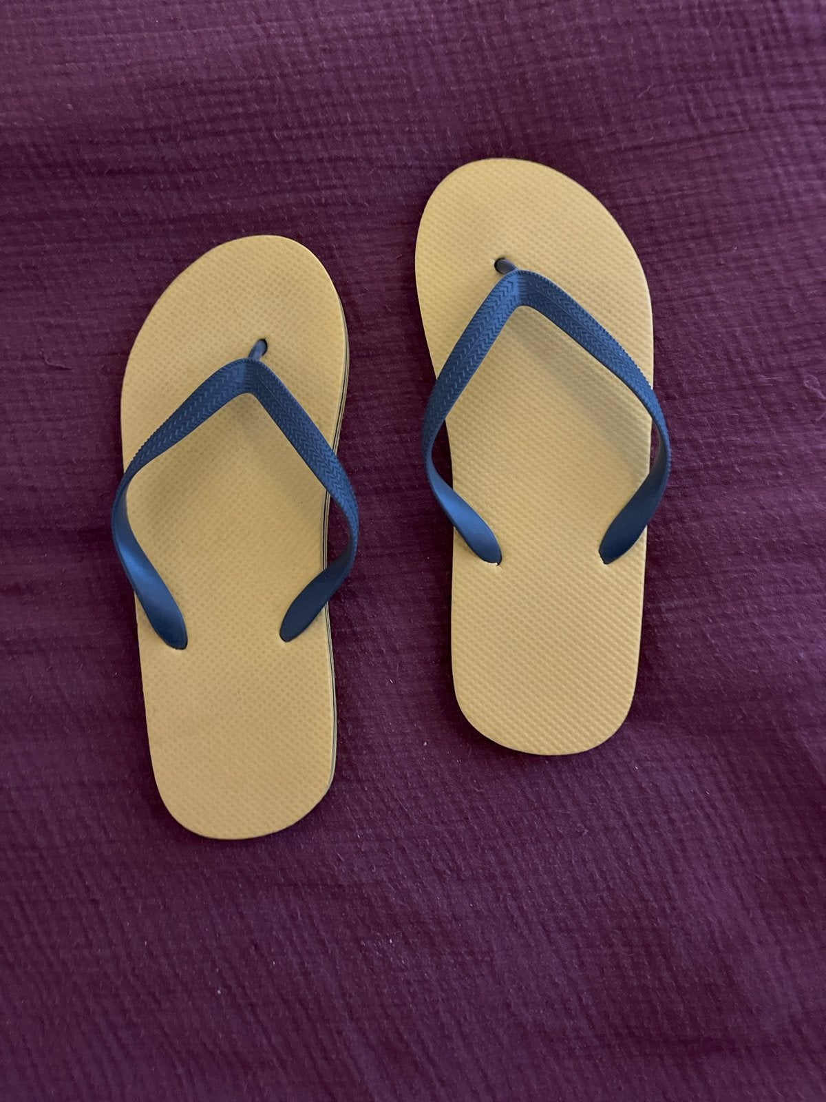 Comfortabele slippers - Geel met blauwe bandjes, Ophalen of Verzenden, Zo goed als nieuw, Overige kleuren