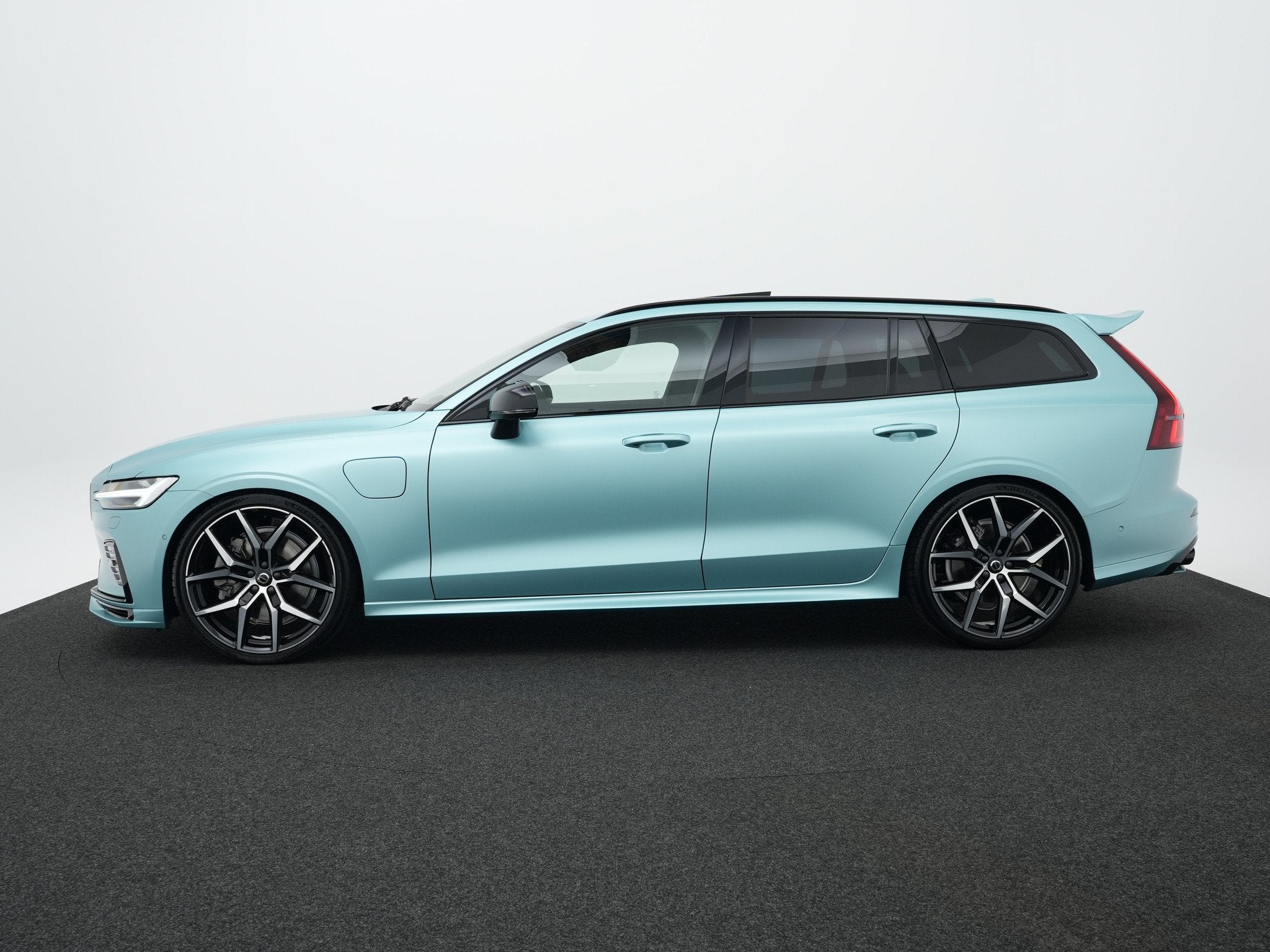 Volvo V60 T8 Plug-in hybrid AWD Ultra Dark HEICO | Custum Wr, Auto's, Volvo, Automaat, Gebruikt, Zwart, 455 pk