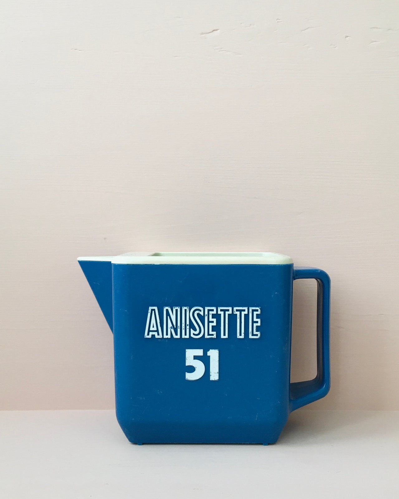 Franse vintage Pastis Anisette 51 waterkan van blauw plastic, Ophalen of Verzenden, Zo goed als nieuw, Gebruiksvoorwerp