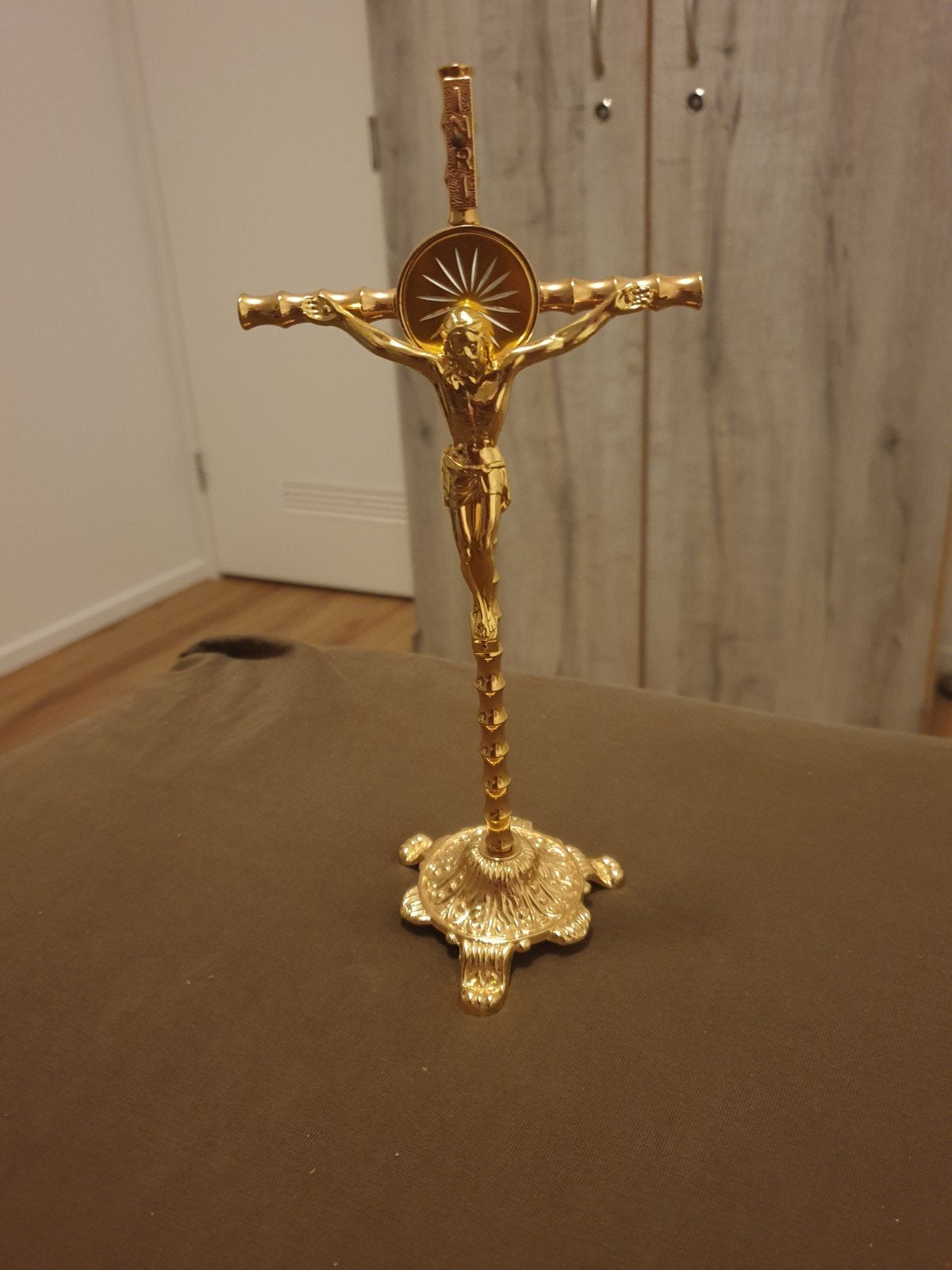 Gouden kruisbeeld met Jezusfiguur - Ophalen, Antiek en Kunst, Antiek | Religie, Ophalen