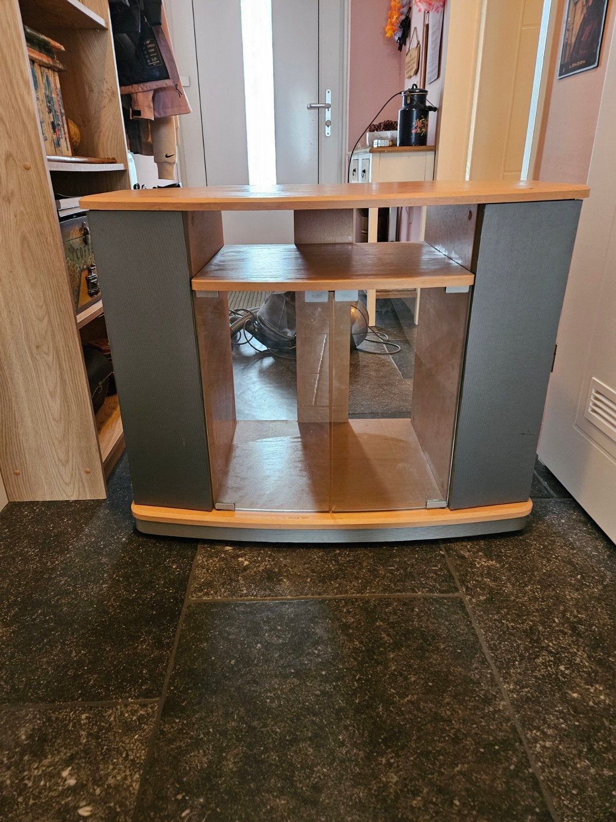 TV-meubel met opbergruimte en glazen deurtjes, Huis en Inrichting, Ophalen, Gebruikt, Overige houtsoorten, 50 tot 100 cm