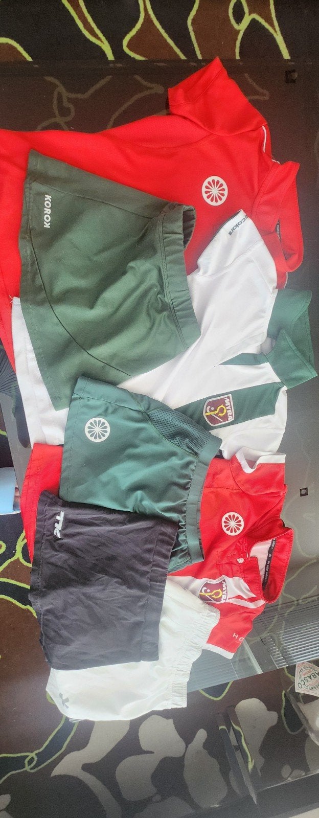 Hockeykleding Myra: 2 shirts, 4 rokjes (maat 140-152), Ophalen of Verzenden