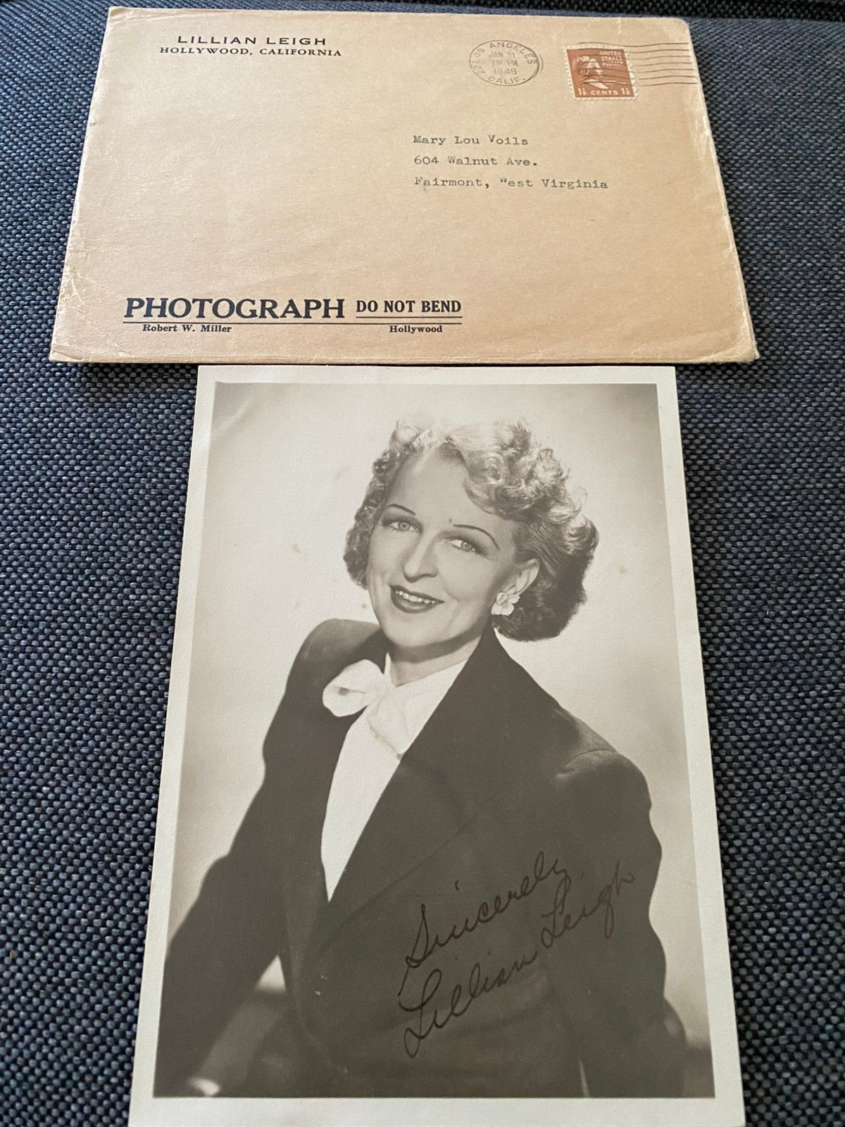 Filmster handtekening leigh, Verzamelen, Foto's en Prenten, Ophalen of Verzenden, 1980 tot heden, Zo goed als nieuw, Overige onderwerpen
