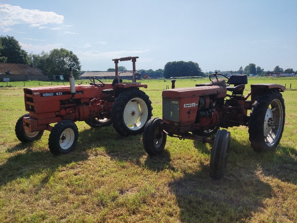 2 Renault tractoren (1 x type Super 2D, 1 x type 421 (MWM))