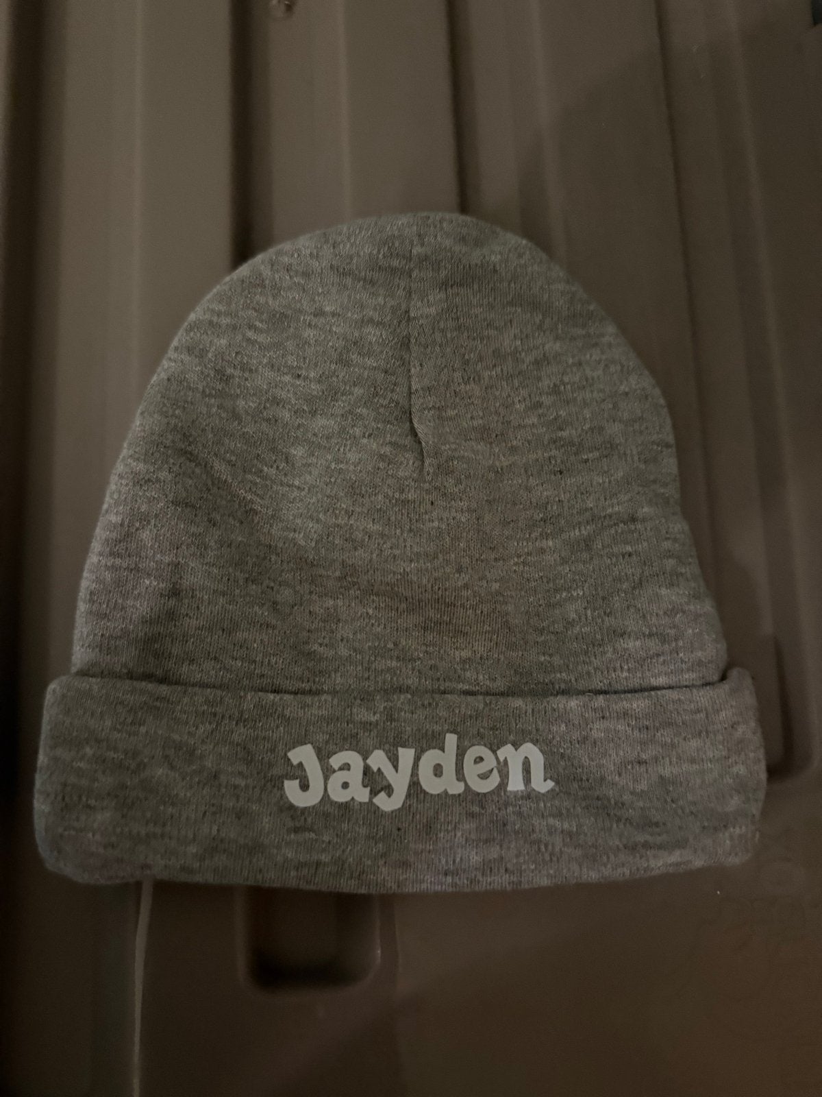grijze muts met naam 'Jayden', Ophalen of Verzenden, Nieuw, Jongen of Meisje, Muts