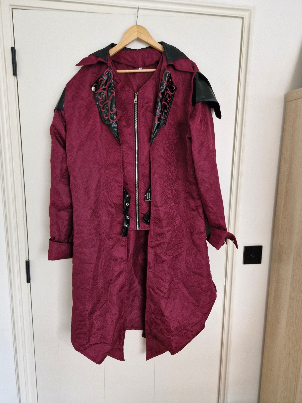 Bordeauxrode jas met patroon en leren details - Maat XXL, Ophalen of Verzenden, Gedragen, Maat 56/58 (XL), Rood