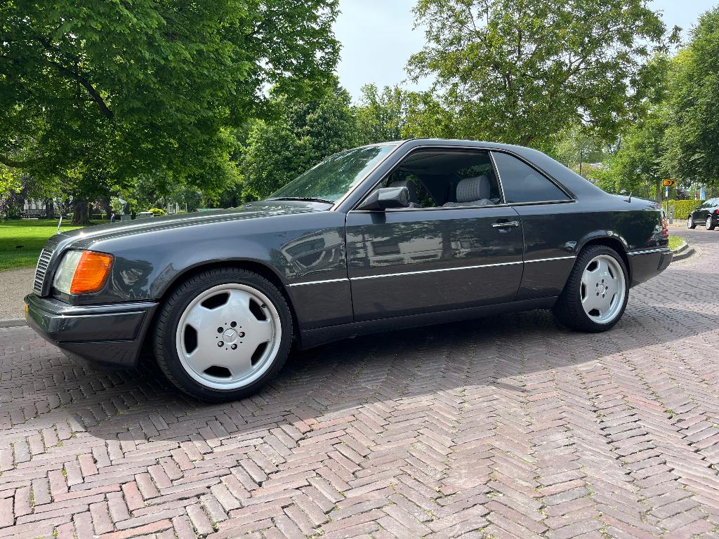 Mercedes-Benz Mercedes W124 Coupe Zwart  1993, Auto's, Mercedes-Benz, 4 stoelen, Zwart, Metallic lak, 75 €/maand