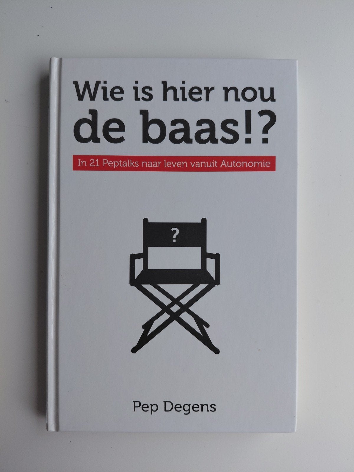 Pep Degens - Wie is hier nou de baas!?, Boeken, Ophalen of Verzenden, Zo goed als nieuw, Pep Degens